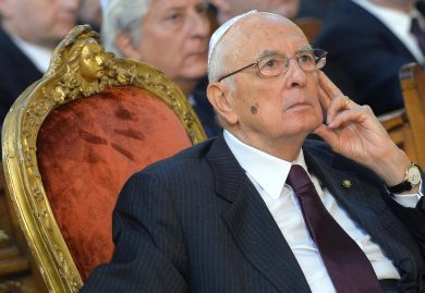 Napolitano tra due fuochi