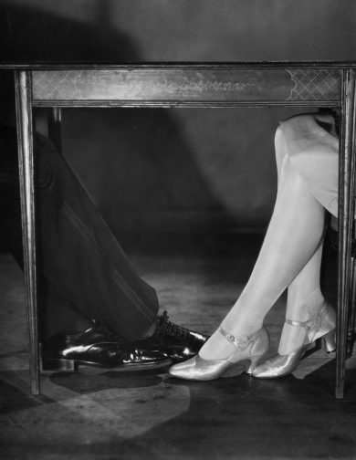 Ragazzo inglese mette incinta la fidanzata e la madre della ragazza