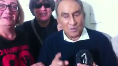 Emilio Fede canta “Fischia il vento, urla la bufera”