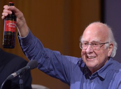Peter Higgs brinda al Nobel per la fisica e altre foto del giorno, 11.10.2013