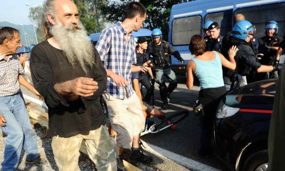 Gli antagonisti e il diritto di manifestare a sbafo Gli antagonisti e il diritto di manifestare a sbafo