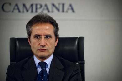 Trovata una cimice nell’ufficio di Caldoro