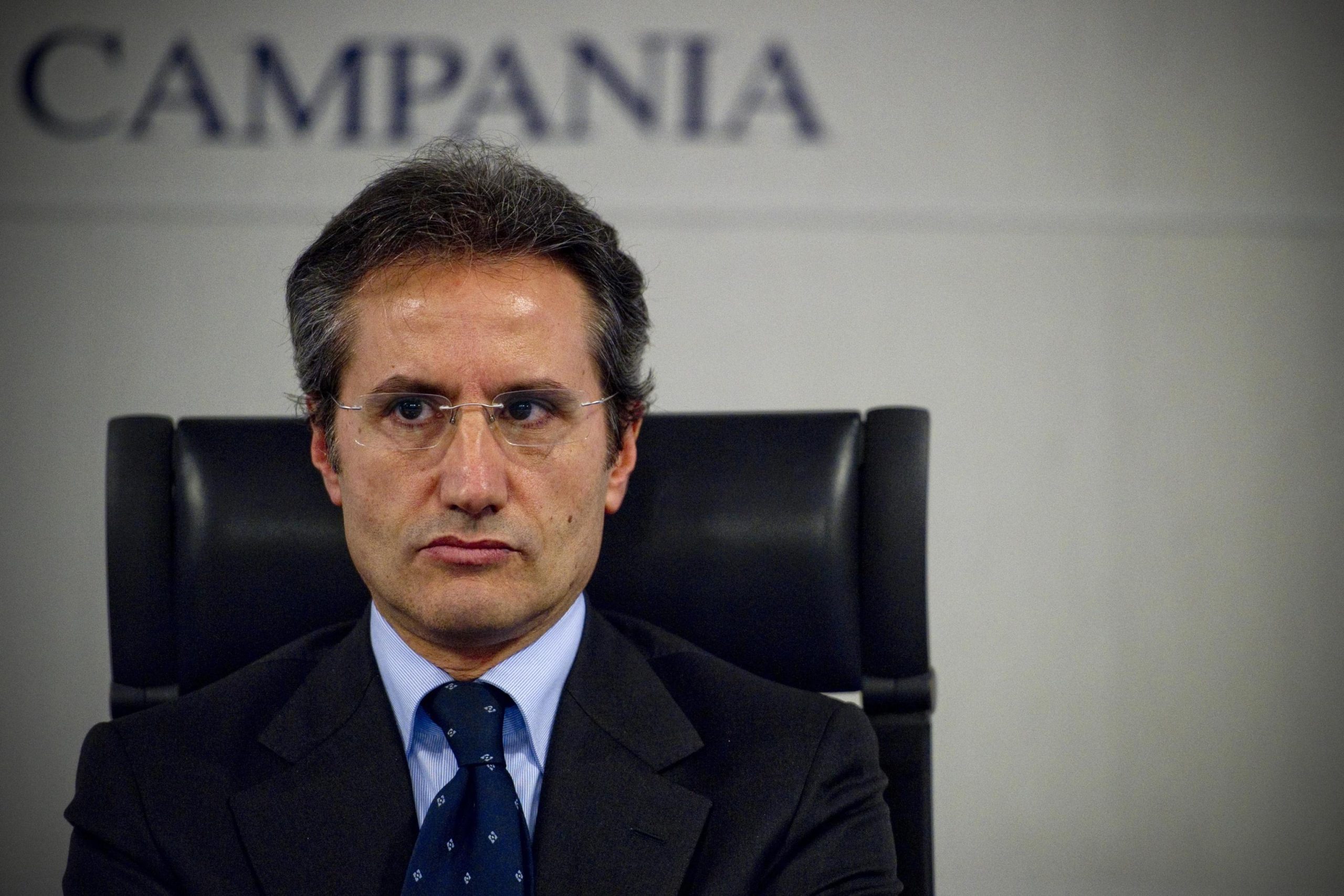 Trovata una cimice nell’ufficio di Caldoro