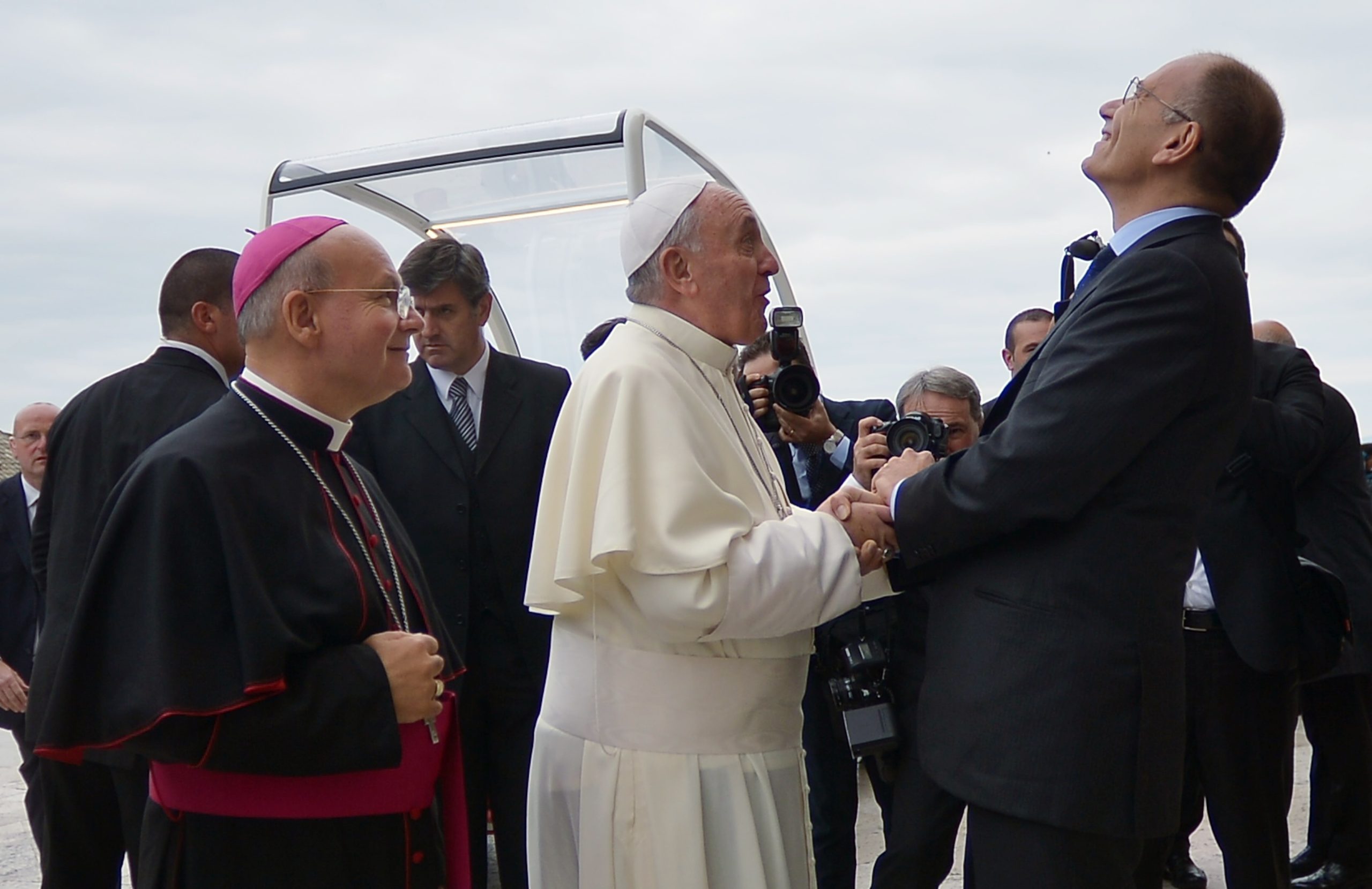 Il “pisolino” di Enrico Letta ad Assisi Il “pisolino” di Enrico Letta ad Assisi