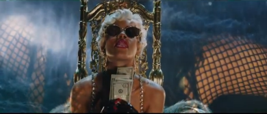 Rihanna: il video “bollente” di Pour it up