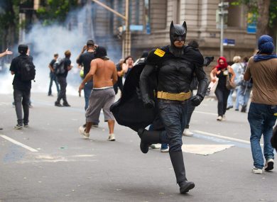Batman per le strade di Rio de Janeiro e altre foto del giorno, 2.10.2013