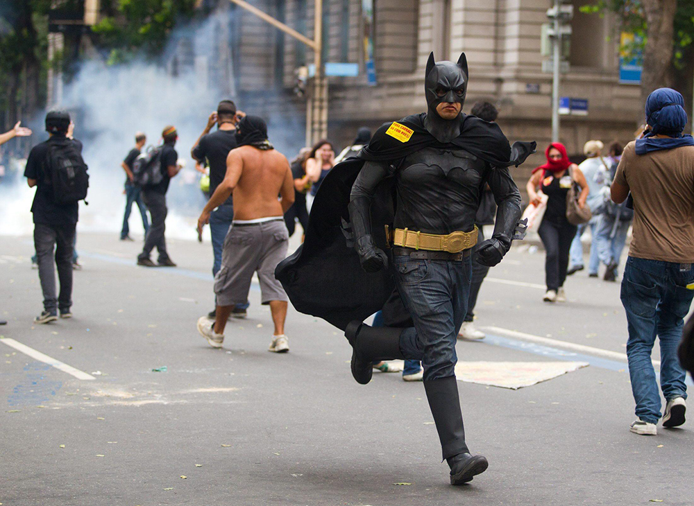 Batman per le strade di Rio de Janeiro e altre foto del giorno, 2.10.2013 Batman per le strade di Rio de Janeiro e altre foto del giorno, 2.10.2013