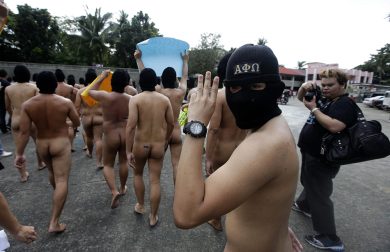 Nudi contro la corruzione a Manila e altre foto del giorno, 1.10.2013