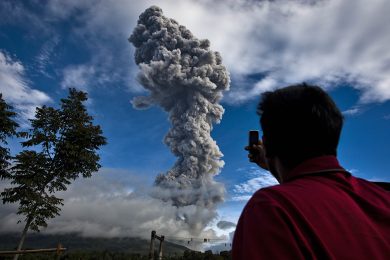 Il Sinabung in eruzione: le foto più belle