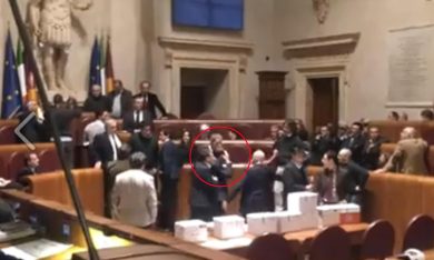 Rissa in Campidoglio. Marino colpito con una gomitata