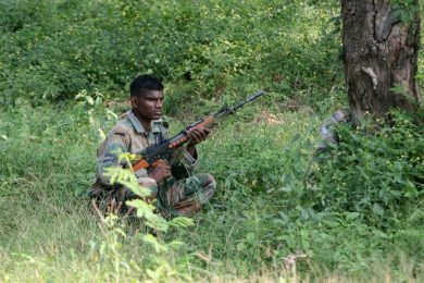 Kashmir, casalinghe contro talebani