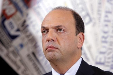 Il salto (nel vuoto) al centro di Alfano