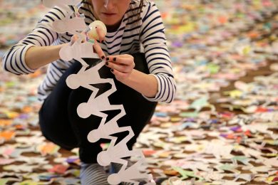 Una catena di omini di carta da record a Londra