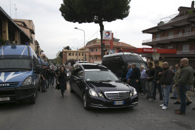 Priebke: quelle foto della tomba su Repubblica sono un falso