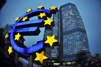 La Bce taglia i tassi e l’euro crolla