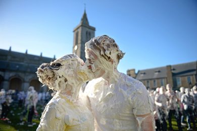 Bagno nella schiuma all’Università di St. Andrews, Scozia