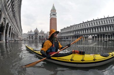 How to explore Venice by kayak