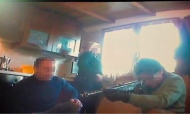 Sapessi com’è poco strano comprare un mitra a Milano