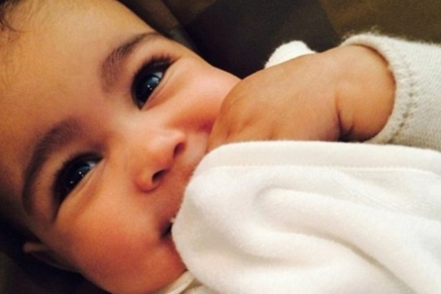 Kim Kardashian e le sopracciglia “sospette” Kim Kardashian e le sopracciglia “sospette”