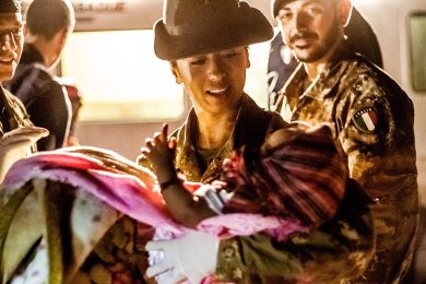 Migranti accolti dai militari a Lampedusa e altre foto del giorno, 10.12.2013