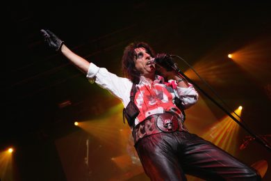 Alice Cooper, la vera storia in un libro: “Così ho sputato in faccia alla morte”