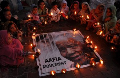 Il mondo dice addio a Nelson Mandela – Foto del giorno, 6.12.2013