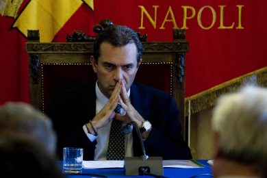 De Magistris vuole licenziare i dipendenti comunali “furbetti”