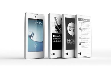 YotaPhone, lo smartphone con il secondo schermo e-ink è una (bella) realtà