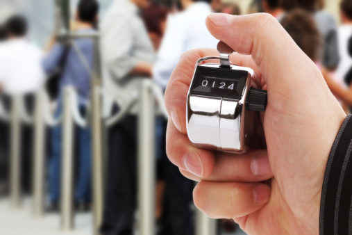 L’uomo che si mette in coda al posto tuo