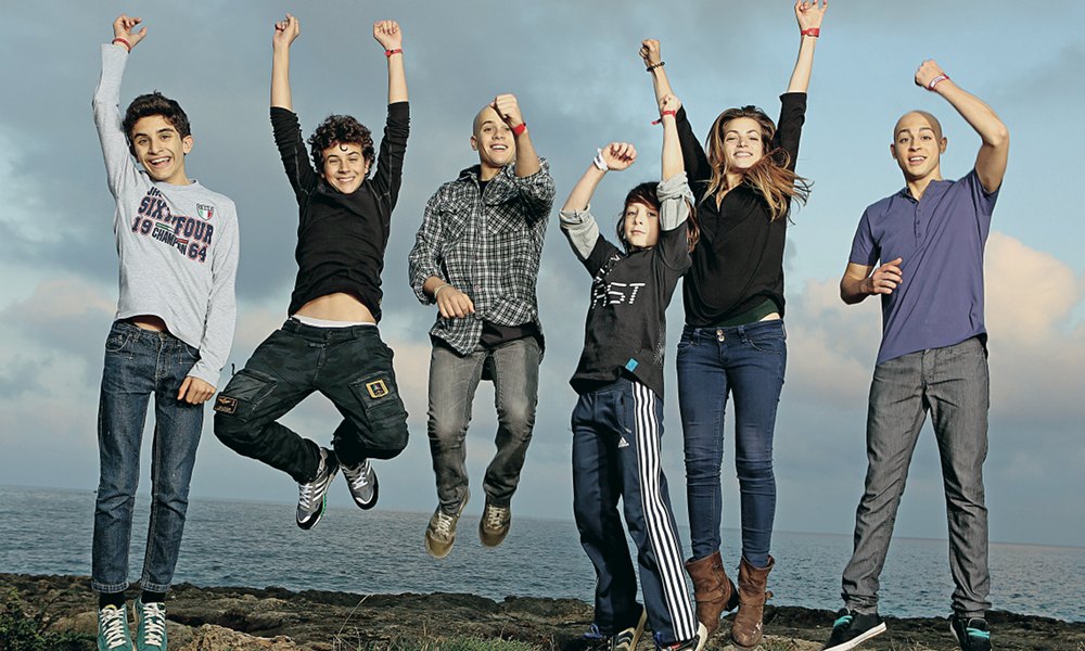 Questi ragazzi con i braccialetti rossi vi conquisteranno