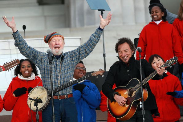 È morto Pete Seeger, icona del folk, ispiratore di Bob Dylan e Bruce Springsteen È morto Pete Seeger, icona del folk, ispiratore di Bob Dylan e Bruce Springsteen