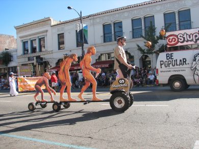 Gli smartphone fanno venire mal di schiena. Colpa dell’evoluzione