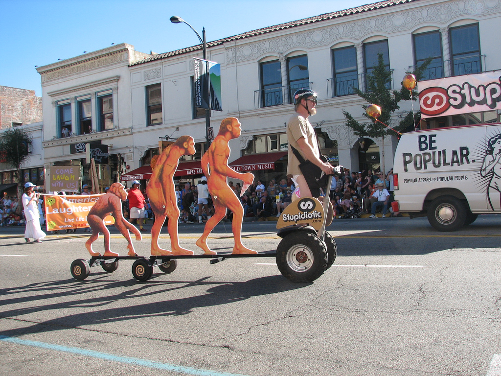 Gli smartphone fanno venire mal di schiena. Colpa dell’evoluzione Gli smartphone fanno venire mal di schiena. Colpa dell’evoluzione