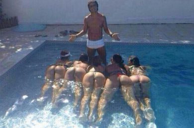 Ronaldinho posa in piscina con cinque ragazze