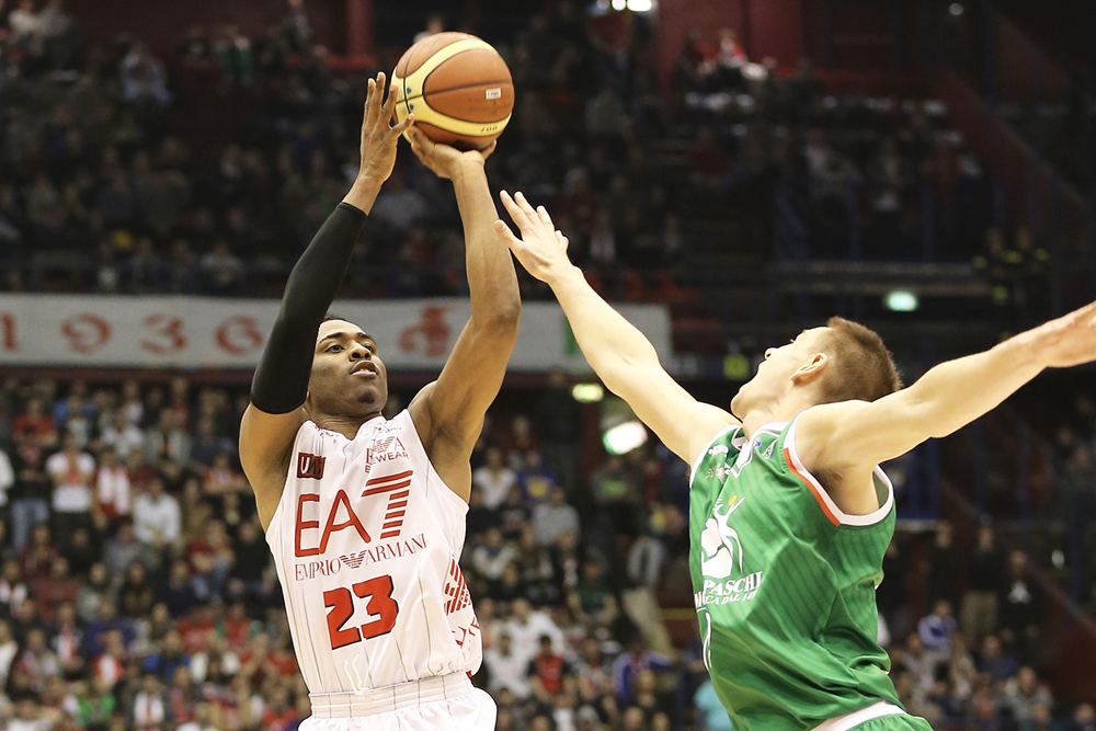 Milano batte Siena, ma quanti errori! Milano batte Siena, ma quanti errori!