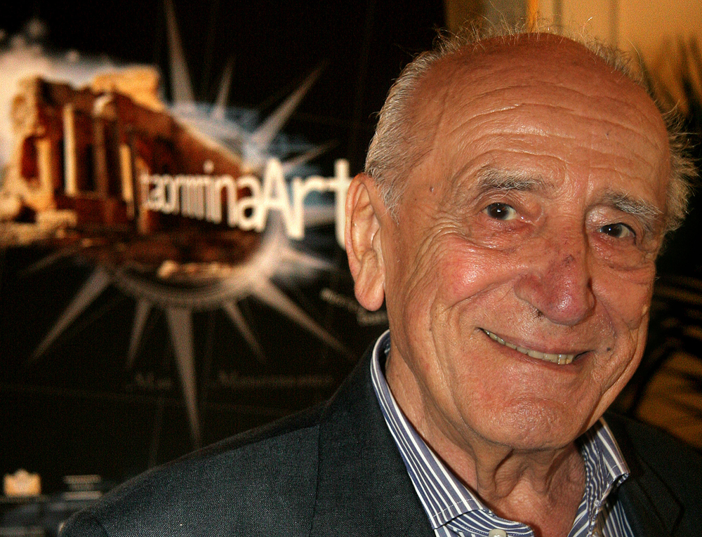 È morto Arnoldo Foà, attore, regista, uomo di teatro È morto Arnoldo Foà, attore, regista, uomo di teatro