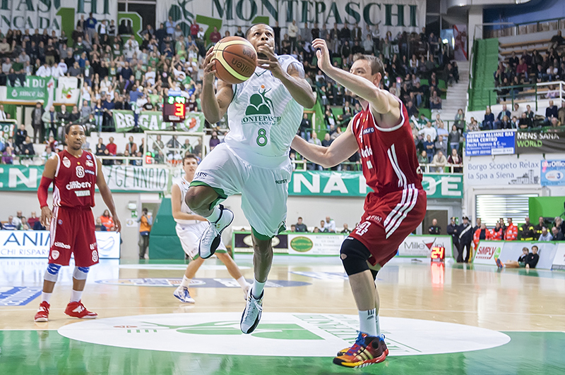 Serie A: Milano insegue le tre di testa