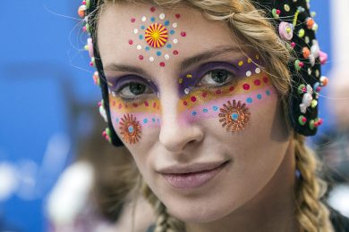 Una modella alla Paris Fashion Week e altre foto del giorno, 27.2.2014