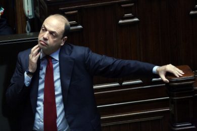 Alfano tra due fuochi (Berlusconi e Casini)