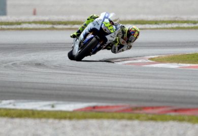 Ultimi test a Sepang prima del via… e Rossi corre in scooter!