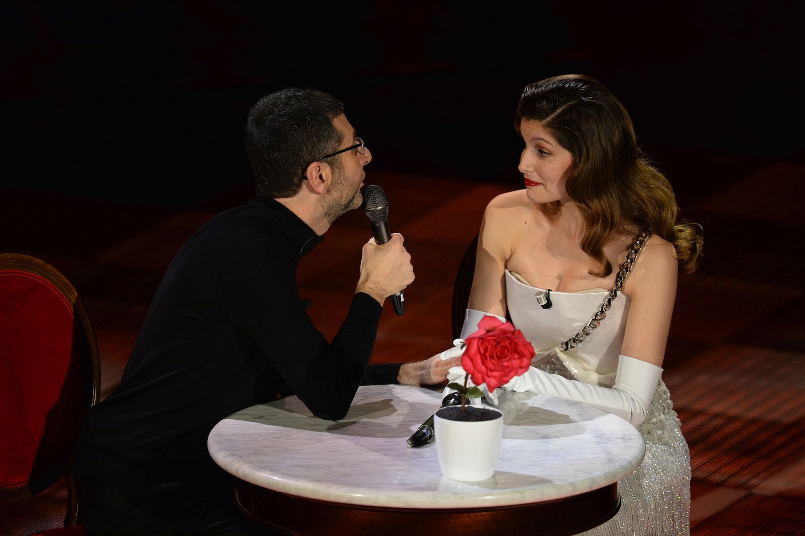 Laetitia Casta lascia Sanremo col fidanzato Lorenzo Durante Laetitia Casta lascia Sanremo col fidanzato Lorenzo Durante