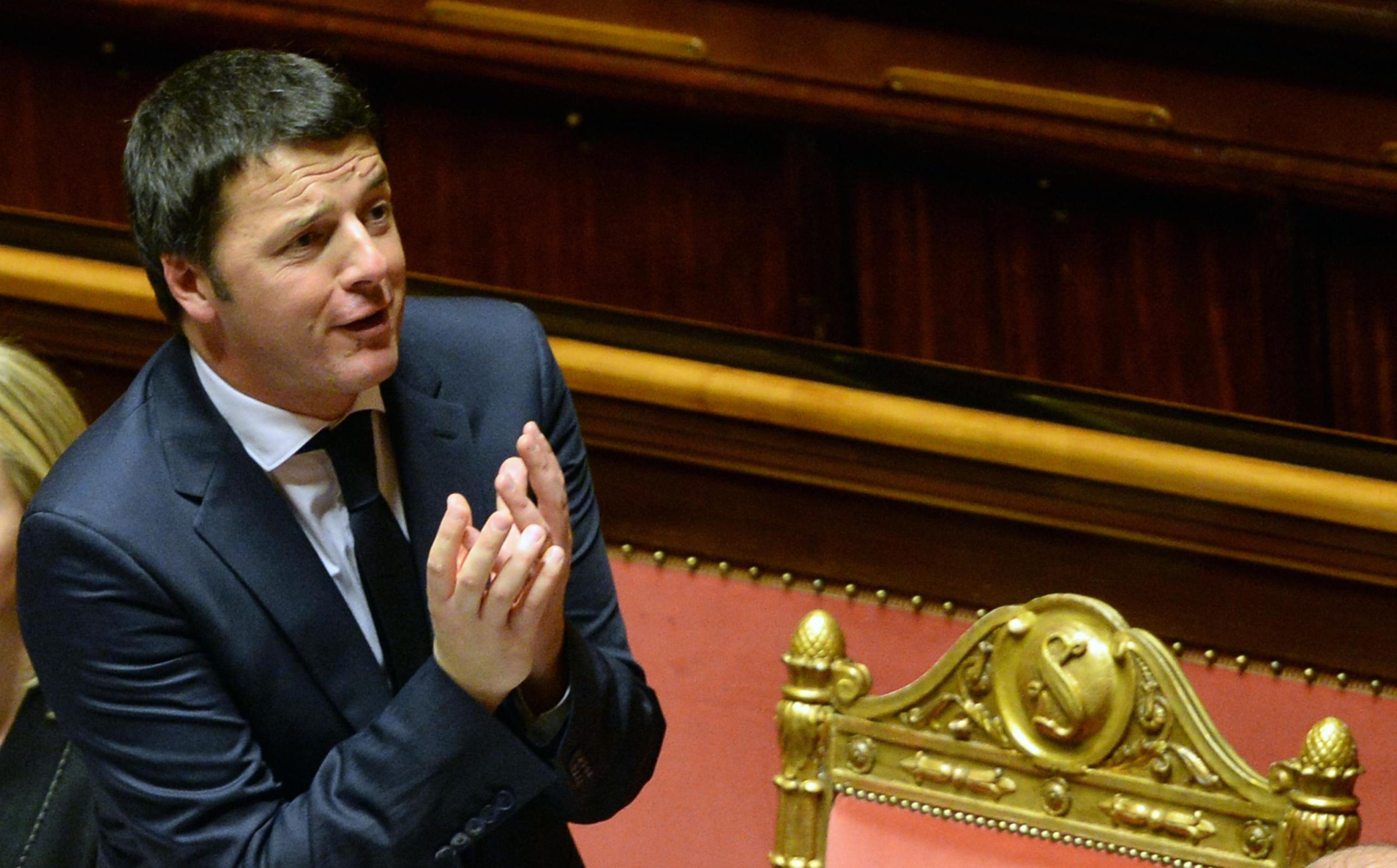 Renzi 1, critiche e sfottò al Senato chiamato a “suicidarsi”