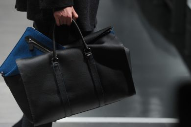 Cosa c’è nella borsa di un uomo?