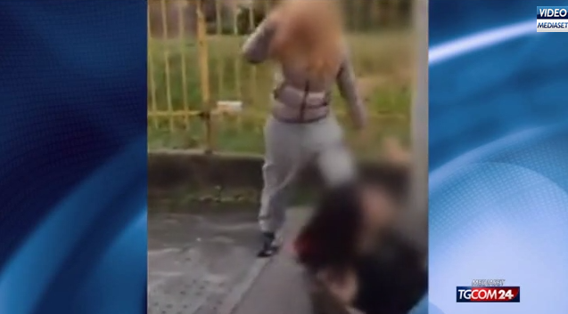 Bullismo a Bollate. Ragazza picchiata fuori da scuola Bullismo a Bollate. Ragazza picchiata fuori da scuola