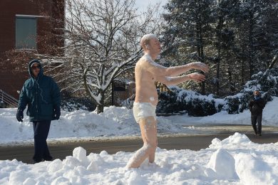 La scultura dell’uomo in mutande e altre foto del giorno, 6.2.2014