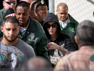 Justin Bieber fuma marijuana sul jet privato