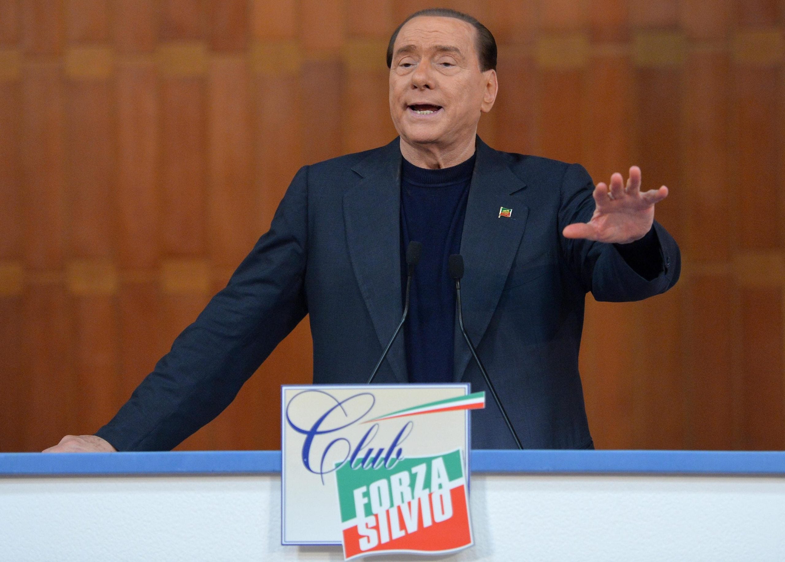 Berlusconi compatta Forza Italia e sfida Renzi
