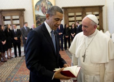 Obama in Vaticano: sorrisi e strette di mano ma Papa Francesco non fa sconti