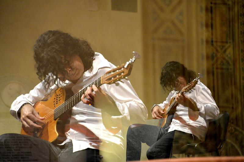 Giandomenico Anellino: il chitarrista che si trasforma in uomo orchestra Giandomenico Anellino: il chitarrista che si trasforma in uomo orchestra