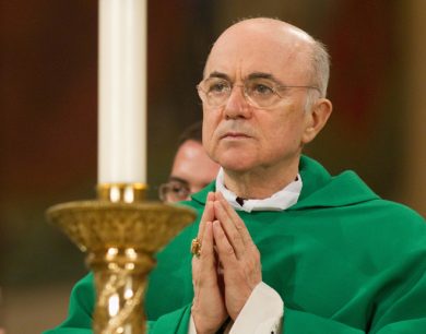 Panorama in edicola: Monsignor Viganò e quelle centinaia di milioni di lire portati illecitamente in Svizzera